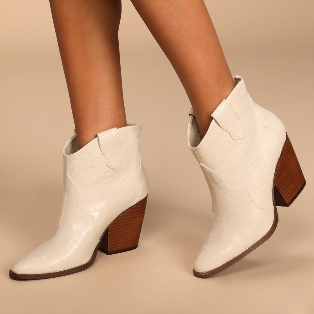 Chinese Laundry Bonnie Cream Crocodile-Embossed Pointed-Toe Ankle Boots | Size 7